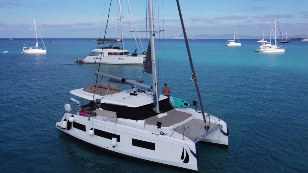 Catamarán Manalua Aventura 37 anclado en aguas turquesas