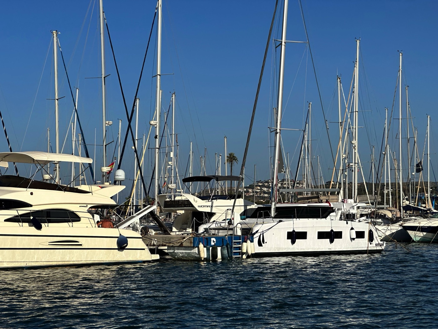 El Catamarán Manalua Aventura 37 en el puerto de Ibiza