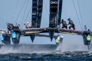 un cata de SailGP volando